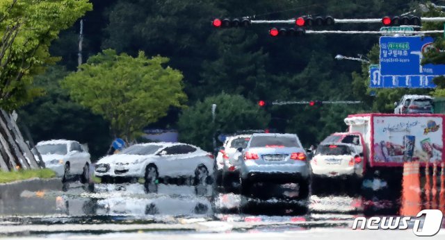 대구에 폭염경보가 발효되며 불볕더위가 계속된 지난 7월31일 오후 뜨거워진 도심의 지열로 인해 수성구의 한 도로에 물을 뿌려놓은 듯 아지랑이가 피어오르고 있다. 2019.7.31/뉴스1 © News1