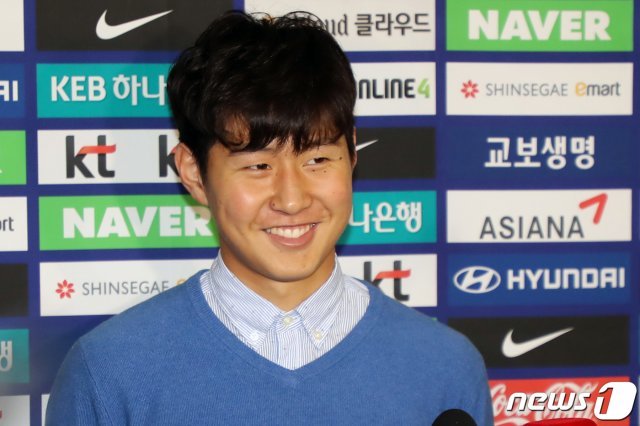 U20 축구대표팀 이강인이 1일 서울 중구 웨스틴조선호텔에서 열린 ‘FIFA U20 월드컵 준우승 기념 격려금 전달식’을 앞두고 취재진 질문에 답하고 있다. 대한축구협회는 U-20 월드컵에 참가했던 선수 21명에게 주전, 비주전 관계없이 약 2천만원의 포상금을 지급한다. 2019.7.1/뉴스1 © News1