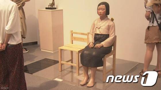 일본 ‘아이치 트리엔날레’ 국제예술에 전시돼 있는 일본군 위안부 피해자를 상징하는 소녀상.(NHK 캡처) © 뉴스1