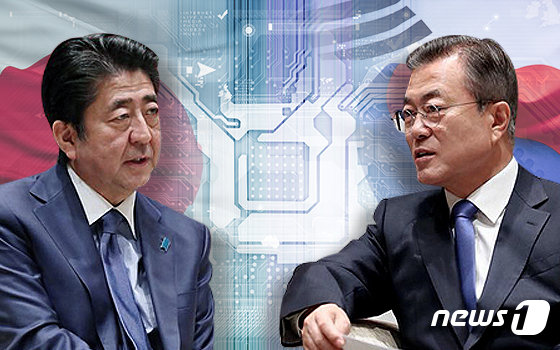 아베 신조 일본 총리(왼쪽)와 문재인 대통령. © News1