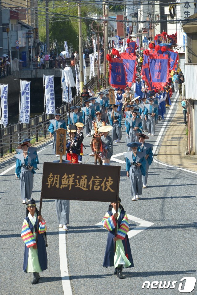 지난 2015년 8월 일본 나가사키현 쓰시마시에서 열린 ‘쓰시마 이즈하라항 축제’의 조선통신사 행렬 재현 행사. (부산문화재단 홈페이지)