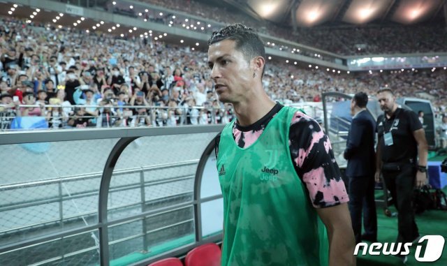 크리스티아누 호날두가 7월26일 오후 서울 마포구 월드컵경기장에서 열린 하나원큐 팀 K리그와 유벤투스 FC의 친선경기를 위해 그라운드로 들어서고 있다. © News1