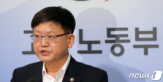 임서정 고용노동부 차관이 5일 정부세종청사 고용노동부 브리핑실에서 2020년도 최저임금 고시 브리핑을 하고 있다. 뉴스1