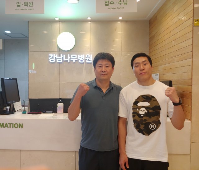 강남나무병원 이성찬 대표(왼쪽)와 글라디에이터 챔피언 기원빈.