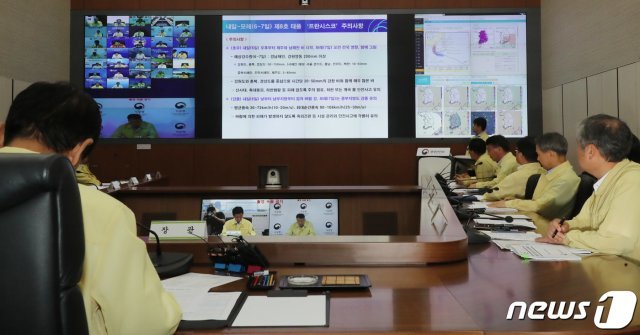 진영 행정안전부 장관이 5일 정부세종청사 행안부 중앙재난안전 상황실에서 제8호 태풍 프란시스코 상황 보고회의를 주재하고 있다. © News1