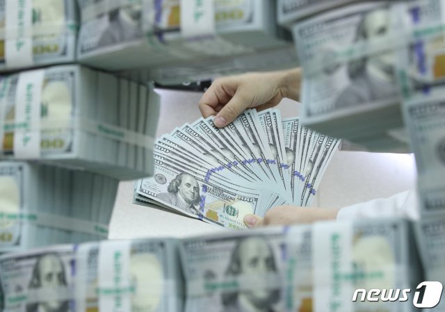 서울 중구 KEB 하나은행 위변조대응센터에서 직원이 달러 지폐를 점검하고 있다. 2019.5.29/뉴스1 © News1