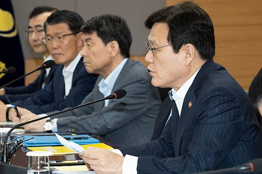 3일 서울 세종대로 정부서울청사에서 시중은행 관계자들이 참석한 가운데 열린 일본의 수출규제 대응 간담회에서 최종구 금융위원장이 모두발언을 하고 있다. 사진제공｜금융위원회