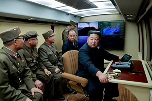 김정은 북한 국무위원장(오른쪽)이 지난달 31일 이동식 실내 지휘소에서 직접 단거리 발사체 시험 발사를 지휘하는 모습. 조선중앙TV 캡처