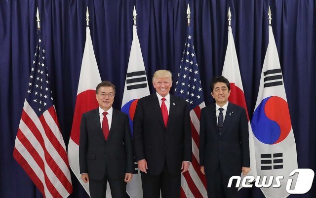 문재인 대통령(왼쪽)과 도널드 트럼프 미국 대통령, 아베 신조 일본 총리가 지난 2017년 7월 독일 함부르크에서 열린 G20 정상회의에 참석하고 있다. (뉴스1DB)