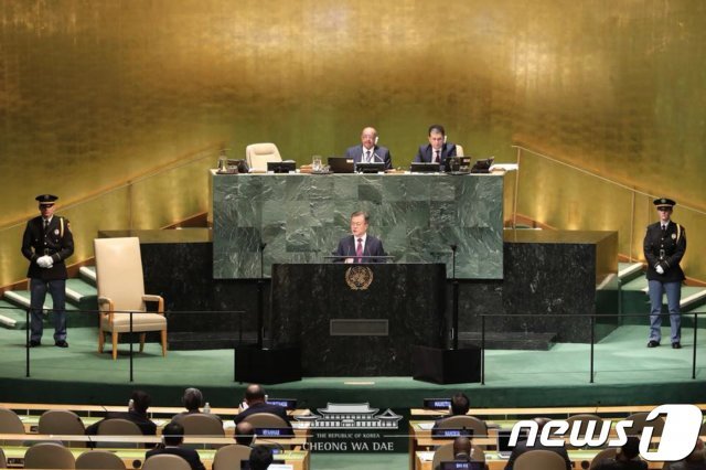 문재인 대통령이 26일(현지시간) 미국 뉴욕에서 열린 제73차 유엔총회에서 기조연설을 하고 있다. (청와대 페이스북)