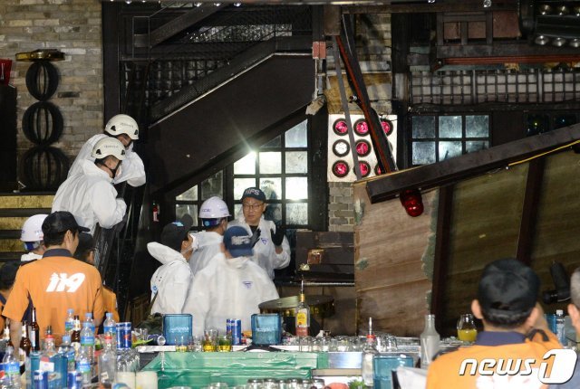 경찰과 소방 당국을 비롯해 국립과학수사연구원 관계자들이 27일 오후 광주 서구의 한 클럽 복층 구조물 붕괴사고 현장에서 현장감식을 하고 있다. 2019.7.27/뉴스1 © News1