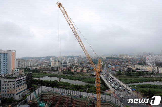 대형 타워크레인을 이용한 공사장. 뉴스1