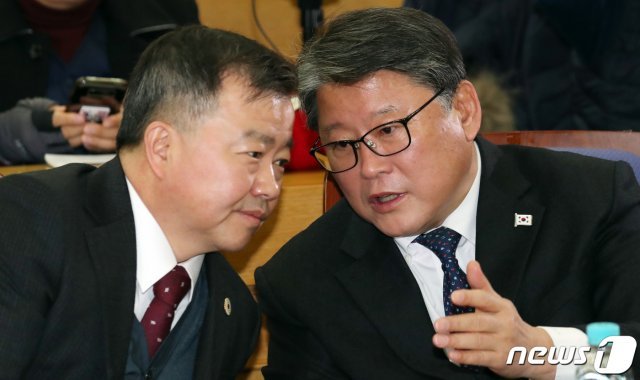 김기수 프리덤뉴스 대표와 조원진 우리공화당 공동대표. © News1