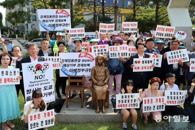 6일 오전 서울 구로구 구로역광장 평화의 소녀상 앞에서 열린 ‘일본 경제침략 규탄 결의대회’에서 이성 구로구청장과 시민 500여명이 일본 경제침략 죄에 대한 부당성을 규탄하는 구호를 외치고 있다. 전영한 기자 scoopjyh@donga.com