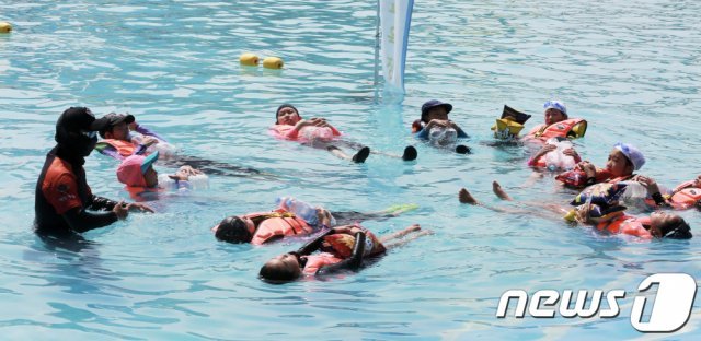인천해경 대원들이 6일 서울시 여의도 야외수영장에서 청소년들에게 생존수영 교육을 하고 있다.(인천해경 제공)