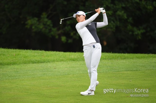 ‘세계랭킹 1위’ 고진영이 6일 금의환향했다. 올 시즌 LPGA 투어 메이저대회에서 2관왕을 차지한 고진영은 “앞으로도 겸손하게 임하면서 국민들께 기쁨을 드리는 선수가 되겠다”는 소감과 함께 KLPGA 투어 제주 삼다수 마스터스가 열리는 제주도로 향했다. 사진은 최근 끝난 브리티시 여자오픈에서 힘찬 아이언샷을 하고 있는 고진영. 사진=게티이미지코리아