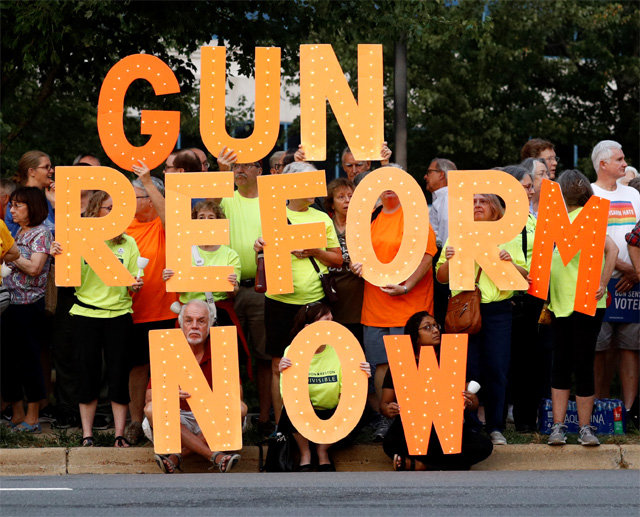 “총기사용법 당장 뜯어 고쳐라” 5일 미국 버지니아주 페어팩스에 있는 미국총기협회(NRA) 본부 앞에서 시민들이 최근 잇따른 총기 사건으로 목숨을 잃은 희생자들을 추모하며 ‘총기 사용법을 지금 개혁하자(Gun Reform Now)’는 팻말을 들고 있다. 페어팩스=AP 뉴시스