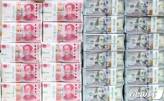 6일 오후 서울 중구 KEB 하나은행 위변조대응센터에서 직원이 미국 달러와 중국 위안화 지폐를 점검하고 있다. © News1