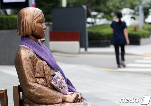 서울 종로구 옛 일본대사관 앞 평화의 소녀상 모습. /뉴스1 © News1