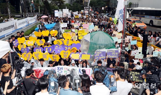 일본의 경제 보복으로 매주 수요일 옛 일본대사관 앞은 평소보다 수많은 인파로 붐빈다.
