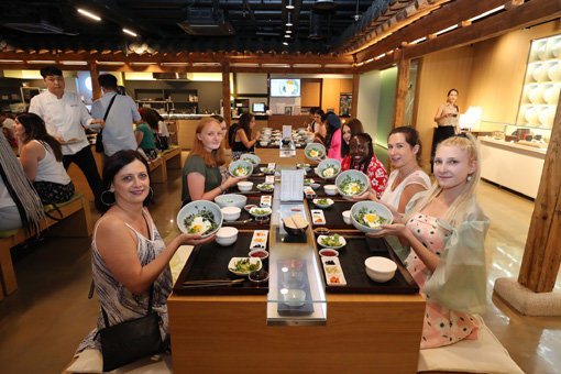 K-Style Hub에서 비빔밥으로 점심 식사를 하는 프랑스 한류팬들. 사진제공｜한국관광공사