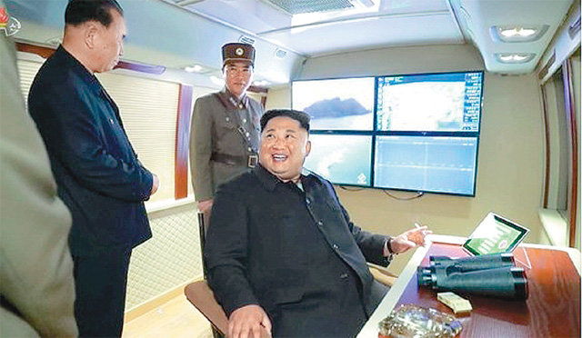 지난달 31일 단거리 발사체 발사 장면을 지켜보며 웃고 있는 김정은. 뉴시스