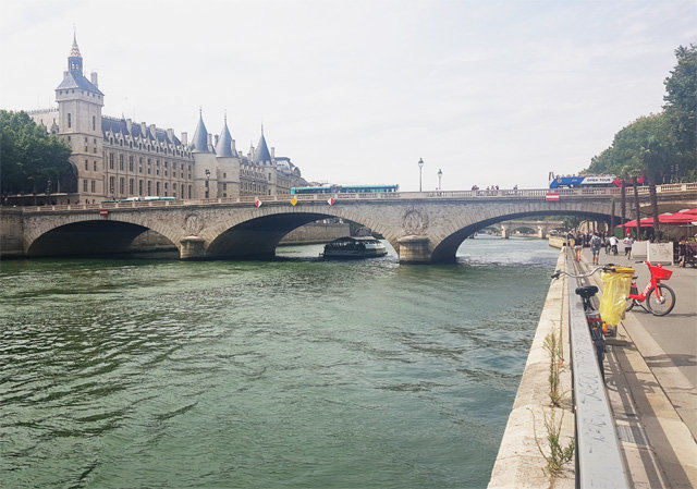 녹조 등 이물질이 여전히 많은 파리 시청 일대 센강.