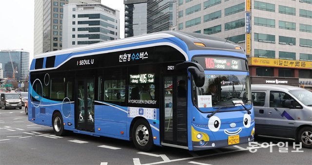 서울 시내를 달리는 유일한 수소버스인 405번 버스 모습. 이 버스는 당초 이달까지만 운행할 예정이었으나 2세대 수소버스 도입이 미뤄지며 서울시는 연장 운행을 검토하고 있다. 지난해 서울시는 2019년에 2세대 수소버스 7대를 운행하겠다는 목표를 발표했지만 아직까지 한 대도 도입하지 않았다. 김재명 기자 base@donga.com