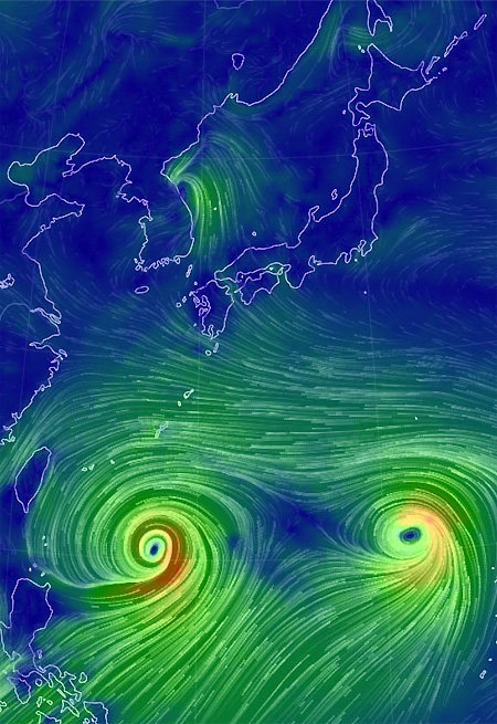 7일 기상 정보를 시각화해 보여주는 인터넷 사이트 ‘어스널스쿨’을 통해 본 제9호 태풍 ‘레끼마’(왼쪽)와 10호 태풍 ‘크로사’(오른쪽). 이날 오후 현재 두 태풍은 각각 대만과 일본을 향해 이동 중이나 기상 여건에 따라 한반도까지 진출할 가능성도 있다. 뉴시스