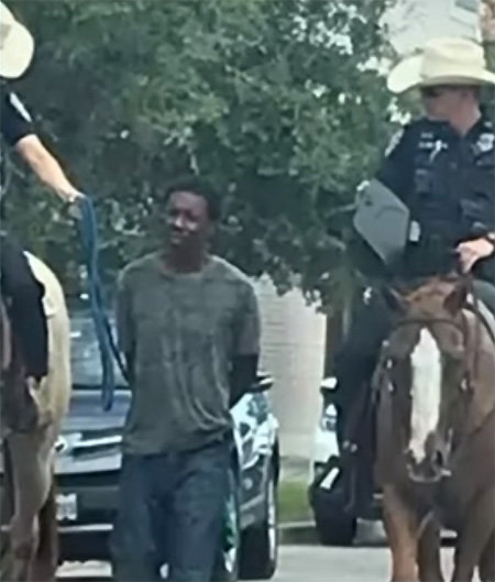 3일 미국 텍사스주 갤버스턴시에서 말을 탄 백인 보안관들이 건물 무단 침입 용의자인 도널드 닐리 씨(가운데)를 밧줄로 끌며 연행하고 있다. 시민들은 “1800년대 남부 농장에서 탈출하다가 붙잡힌 흑인 노예의 모습을 떠올리게 한다”며 분노했다. 유튜브 캡처