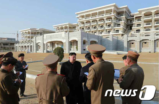 지난해 겨울 강원도의 원산 갈마 해안 관광지구를 현지지도 하고 있는 김정은 북한 국무위원장. (노동신문)