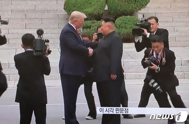 도널드 트럼프 미국 대통령과 김정은 북한 국무위원장이 지난 6월30일 판문점 북측으로 넘어가 악수를 하고 있다. (YTN 화면) © News1