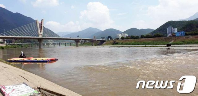 8일 강원 영월 동강뗏목축제 프로그램 체험장이 최근 태풍으로 인한 집중호우와 광동댐 수문 개방 등으로 인해 거센 물살에 쓸려 떠내려가거나 잠겼다. 2019.8.8/뉴스1 © News1