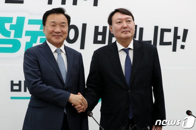 윤석열 신임 검찰총장이 7일 국회에서 손학규 바른미래당 대표를 예방하고 있다. 2019.8.7/뉴스1 © News1