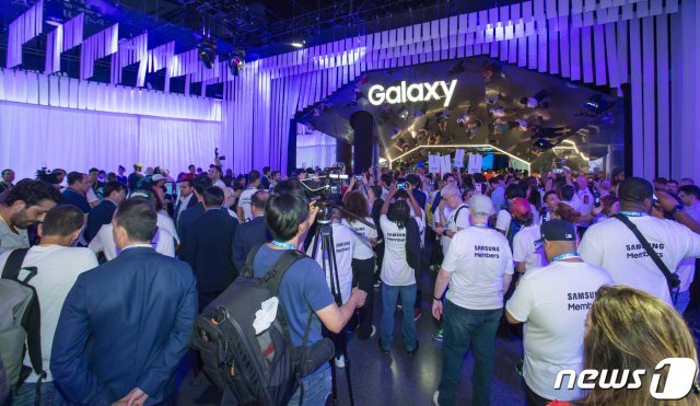 7일(현지시각) 미국 뉴욕 바클레이스 센터에서 열린 ‘삼성 갤럭시 언팩 2019’에서 참석자들이 하반기 전략 스마트폰 갤럭시노트10를 체험하고 있다. (삼성전자 제공) 2019.8.8/뉴스1