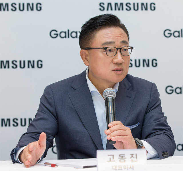 삼성전자 고동진 IT·모바일(IM) 부문장(사장)이 7일 미국 뉴욕 브루클린의 한 호텔에서 기자간담회를 열고 ‘갤럭시 노트10’에 대해 설명하고 있다. 삼성전자 제공