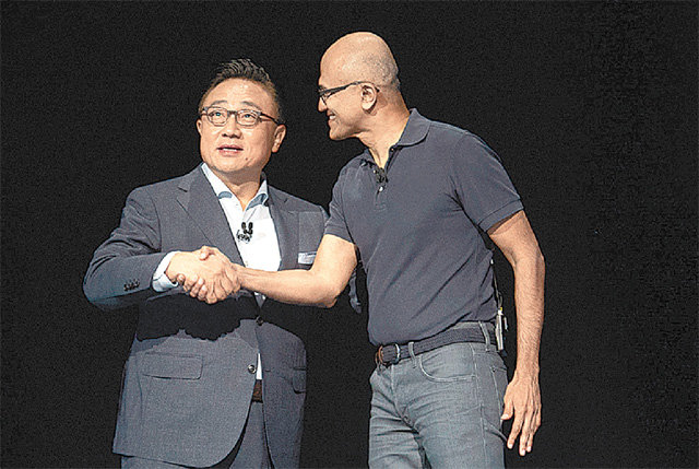갤럭시 노트10 언팩 행사에서 손을 맞잡은 고동진 사장(왼쪽)과 사티아 나델라 CEO. 삼성전자 제공