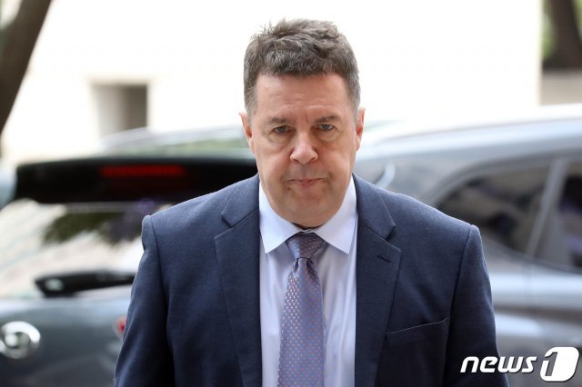 마약류관리에 관한법률 위반 혐의를 받는 방송인 하일씨(로버트 할리)가 9일 오전 서울 마포구 서울서부지방법원에서 열린 1차 공판기일에 출석하고 있다. 2019.8.9/뉴스1 © News1