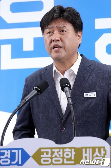 김용 경기도 대변인이 9일 오전 경기도청 브리핑룸에서 ‘안성시 양성면 물류창고화재 중간조사 결과 발표’를 브리핑하고 있다.(경기도 제공)© 뉴스1