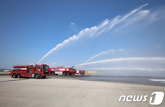 인천공항 활주로에서 살수차와 소방차가 200여 톤의 물을 뿌리는 대규모 살수작업을 하고 있다. (인천공항공사 제공) 2018.8.7/뉴스1