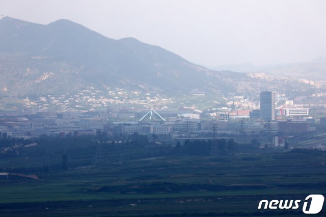 9일 경기도 파주시 파주 철거 경계초소 터에서 바라본 개성공단의 모습. 오는 10일 개방하는 파주 ‘DMZ 평화의 길’ 코스는 임진각에서 출발해 도라전망대, 철거 경계초소(GP)까지 총 연장 21km 구간이며, 고성 구간, 철원 구간에 이어 세 번째로 개방하는 길이다. 2019.8.9/뉴스1 © News1