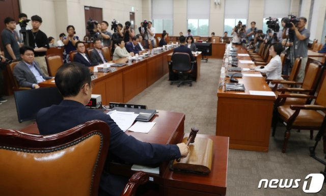 홍영표 국회 정치개혁특별위원장이 지난달 25일 서울 여의도 국회에서 열린 정개특위 전체회의 시작을 알리며 의사봉을 두드리고 있다. 2019.7.25/뉴스1 © News1