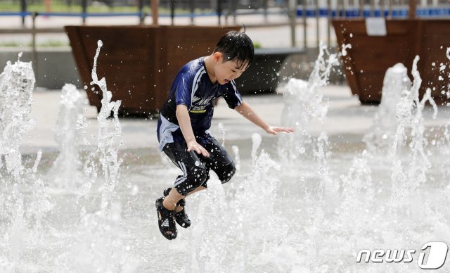 절기상 입추인 8일 오전 서울 세종대로 광화문광장 분수대에서 어린이들이 더위를 식히고 있다. 2019.8.8/뉴스1 © News1