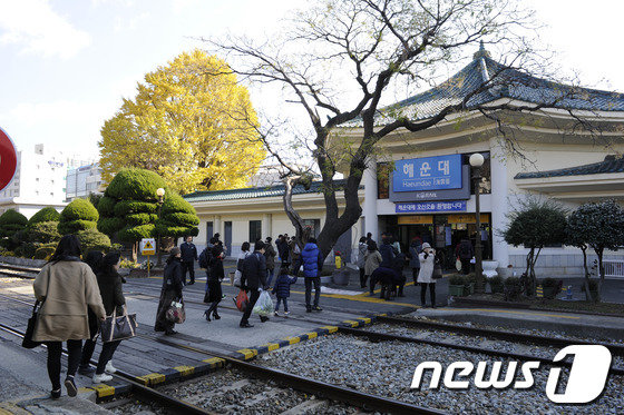 옛 부산 해운대역의 폐선되기 전 팔각정 모양의 역사 전경. 뉴스1 자료사진