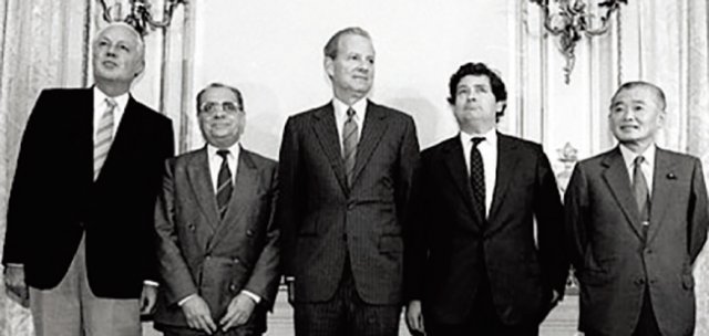 1985년 미국 뉴욕 플라자호텔에서 열린 플라자합의(G5 재무장관회의) 당시 모습. [위키피디아]
