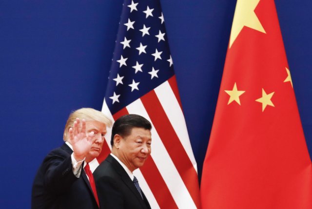 2017년 11월 9일 도널드 트럼프 미국 대통령(왼쪽)이 시진핑 중국 국가주석과 중국 베이징 인민대회당을 걷고 있다. [AP=뉴시스]