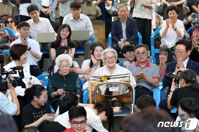 10일 오전 경기도 광주시 나눔의 집에서 열린 제4회 일본군 성노예 피해자 기념사업 기림일 행사에서 대구 출신 이옥선 할머니가 장구치며 노래하고 있다. © News1
