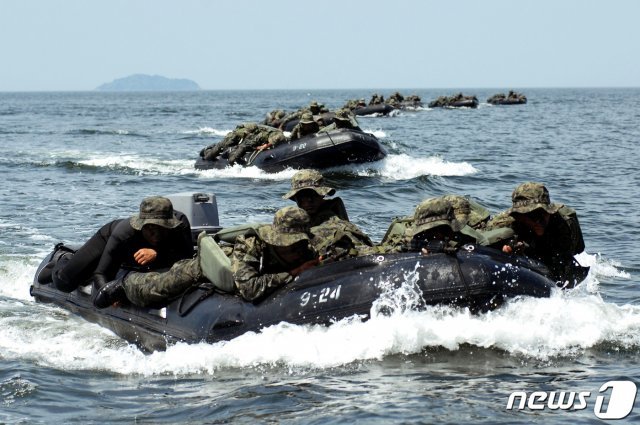 해상 훈련을 받고 있는 특전사 귀성부대 대원들.(특전사령부 제공) © News1