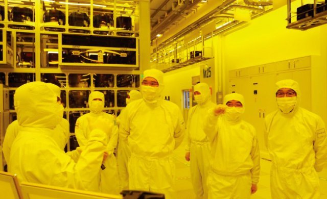 이재용 삼성전자 부회장(오른쪽에서 네 번째)이 8월 6일 삼성전자 천안사업장을 방문해 현장경영에 나섰다. [뉴스1]