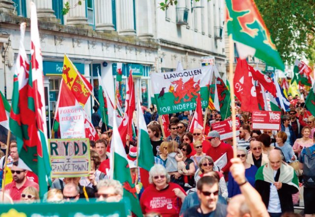 웨일스 주민들이 수도 카디프에서 영국으로부터 분리독립 지지 시위를 하고 있다. [walesonline]